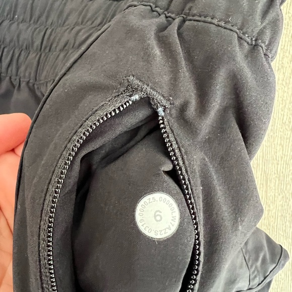 Lululemon black mid rise speed up shorts 4” size 6 - Picture 3 of 4